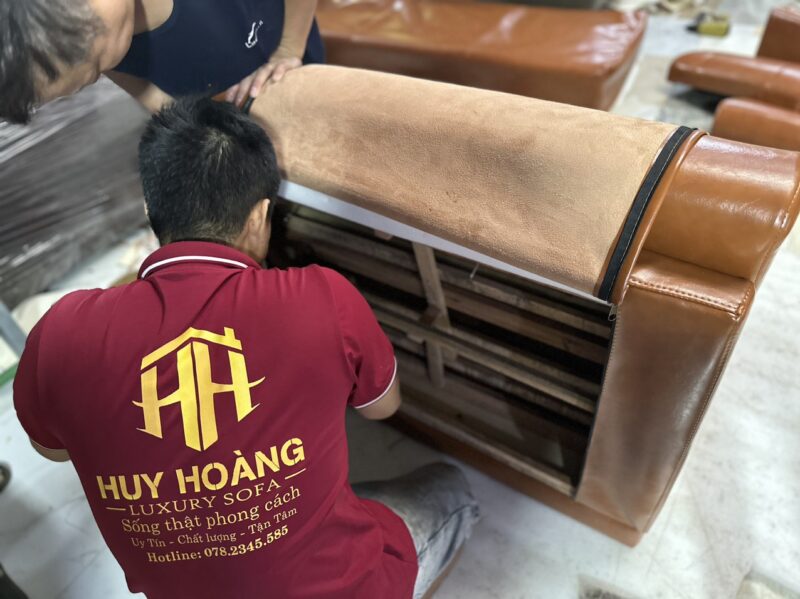 Anh em thợ xưởng sofa Huy Hoàng bọc lại sofa tại nhà