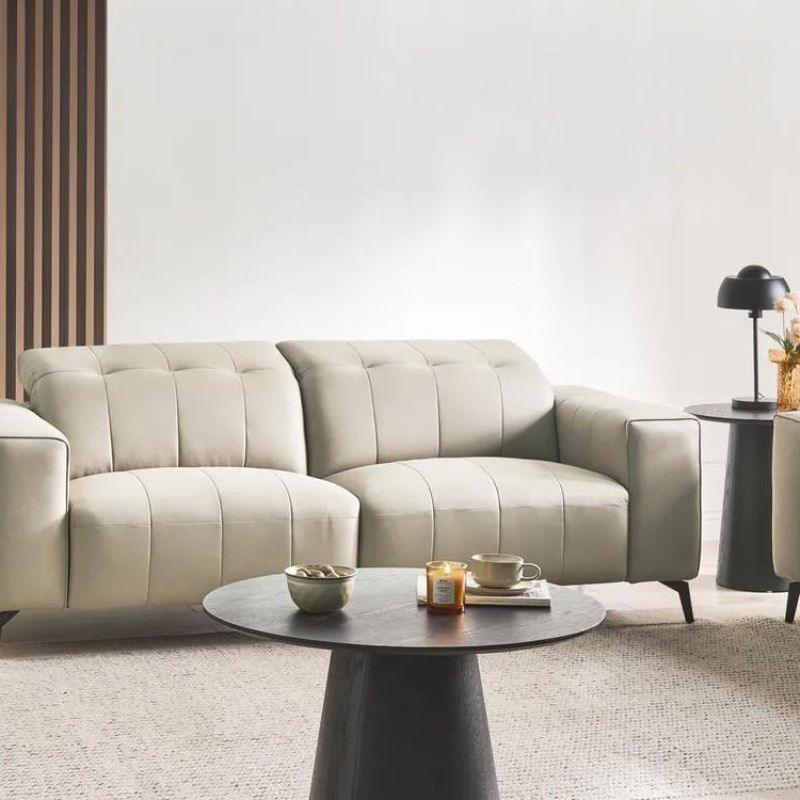 Lựa chọn sofa màu xám, nâu hoặc gam màu trung tính là giải pháp đáng cân nhắc để không gian phòng khách hài hòa và hạn chế lộ một số vết bẩn thông thường.
