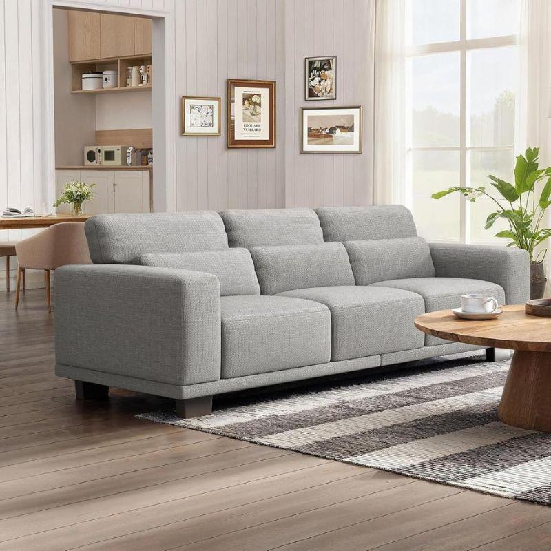 Sofa có đệm tháo rời, thiết kế ít khe hẹp giúp việc vệ sinh thuận tiện hơn, phù hợp với gia đình có trẻ nhỏ thường xuyên vui chơi tại phòng khách.